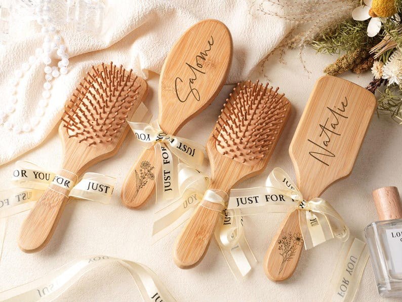 Mini Escova de Cabelo Personalizada em Bambu / Madeira